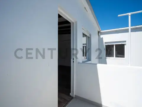 PH en VENTA en LA PLATA -  2° piso por escalera – 2 dormitorios con patio