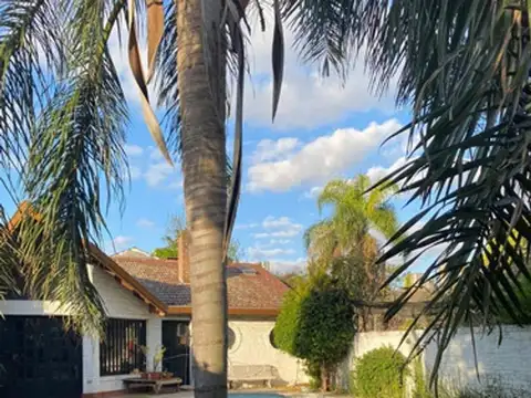 Casa 6 ambientes con 4 baños