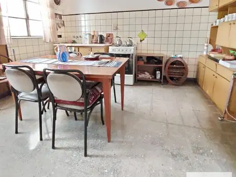 Casa en venta - 4 dormitorios 2 baños - 230mts2  - La Plata