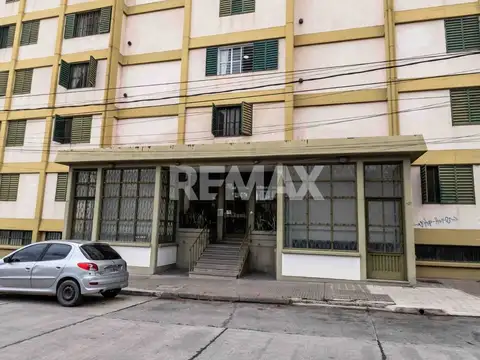 Macrocentro. Almirante Brown 400