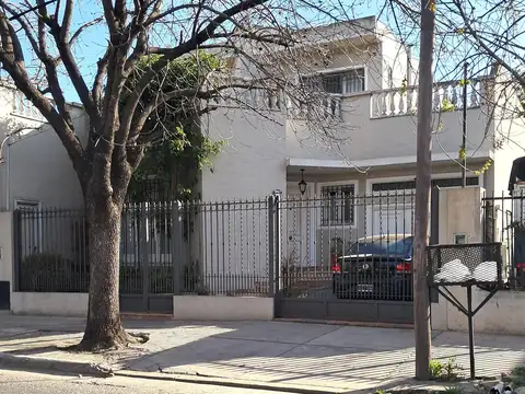 CASA DE CATEGORIA  EN DOS PLANTAS-  CON COCHERA CUBIERTA Y DESCUBIERTA- HEROSO JARDIN Y QUINCHO COMPLETO PATIO BALCON - TERRAZA- Y GALPON PARA TRABAJO