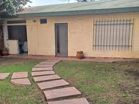 CASA DE CATEGORIA  EN DOS PLANTAS-  CON COCHERA CUBIERTA Y DESCUBIERTA- HEROSO JARDIN Y QUINCHO COMPLETO PATIO BALCON - TERRAZA- Y GALPON PARA TRABAJO