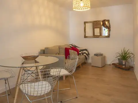 DEPTO DE PASILLO EN VENTA ZONA CENTRO CON PATIO