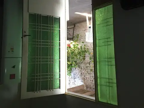 Casa a 3 cuadras y 1/2 de Falcón - VENDE