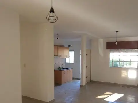 Casa en Alquiler con 2 cocheras