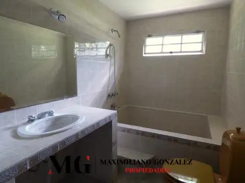 Casa 8 ambientes con 3 baños