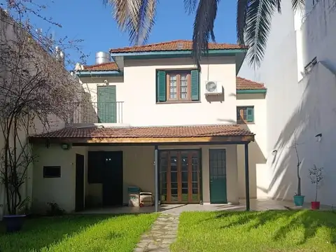 Casa con jardín y cochera cubierta en San Martín Centro