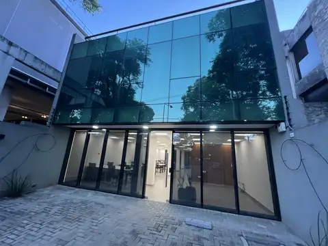 Martínez: Moderno Edificio de Oficinas en Block con Jardín y 300 m² de Oficinas. Primera Categoria.