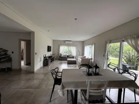 Casa en Alquiler con 5 cocheras