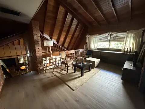 CASA 7 AMBIENTES, JARDIN, QUINCHO Y PILETA