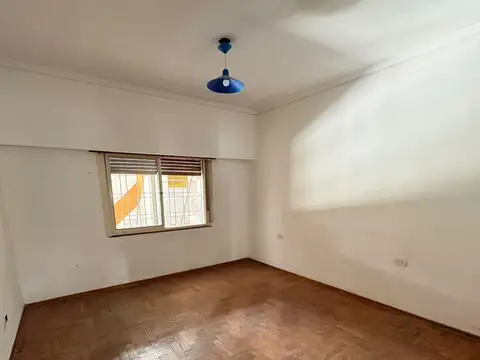 CASA 4 AMBIENTES CON 3 DORMITORIOS, ESCRITORIO, COCHERA PARA 2 AUTOS, TERRAZA Y FONDO LIBRE – SAN ANTONIO DE PADUA