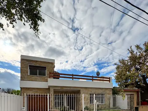 CASA 4 AMBIENTES CON 3 DORMITORIOS, ESCRITORIO, COCHERA PARA 2 AUTOS, TERRAZA Y FONDO LIBRE – SAN ANTONIO DE PADUA