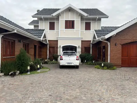 CASA EN VENTA DE 6 AMBIENTES - PISCINA, QUINCHO Y GRAN PARQUE – MONTE GRANDE