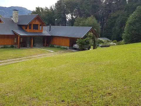Casa sobre amplio terreno en venta - Villa La Angostura con vista a lago y montaña