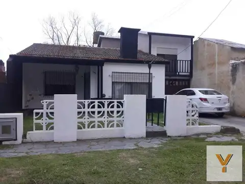 Casa en venta - 4 dormitorios 3 baños - 220mts2 - Santa Teresita