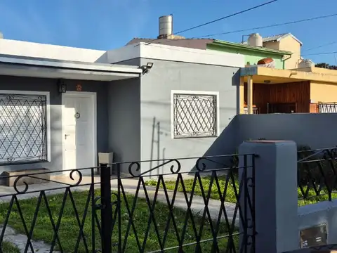 CASA ESTILO AMERICANO DE 3 AMBIENTES CON JARDIN 