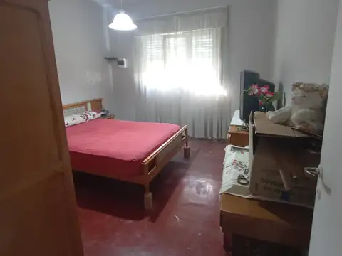 CASA ESTILO AMERICANO DE 3 AMBIENTES CON JARDIN 