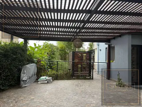 Casa en Alquiler con 2 cocheras