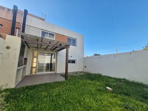 Casa en Alquiler con 1 cochera