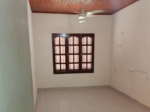 Alquiler. Casa tres dormitorios. B° 150 Vivienda Fontana.