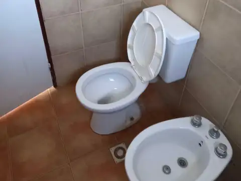 EN ALQUILER - Dúplex 1 Dormitorio con Patio y Entrada para Auto  Sin Expensas  B Parque Don Bosco