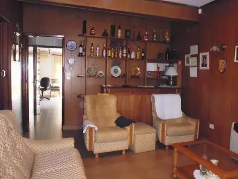 buena casa con departamento en el fondo