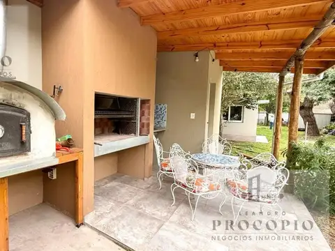CASA EN VENTA CON PILETA Y PARQUE - PADUA CENTRO