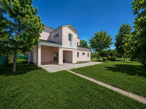 Dos Casas con Pileta sobre un Lote de 1.525 m² en Barrio Parque La Verdad – Ideal para Inversión o Vivienda Multifamiliar