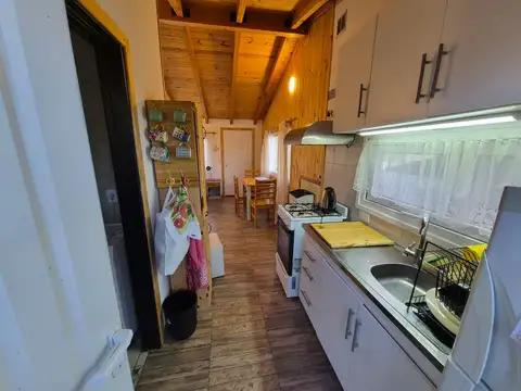 Cálido departamento monoambiente, en una planta, con entrada pasante de auto y patio/jardín.