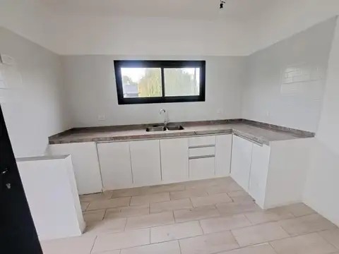 Casa 4 ambientes con 2 baños