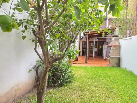 D. Álvarez 1957: IMPECABLE dúplex 4amb.    cochera    patio con parrilla