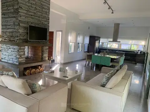Casa en Venta con 2 cocheras