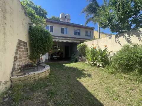 CASA EN VENTA (TRIPLEX) - SAN ISIDRO - 3 DORMITORIOS (SUITE) - JARDIN Y COCHERA