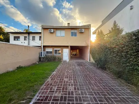 Amplia casa en Alquiler en Gonnet