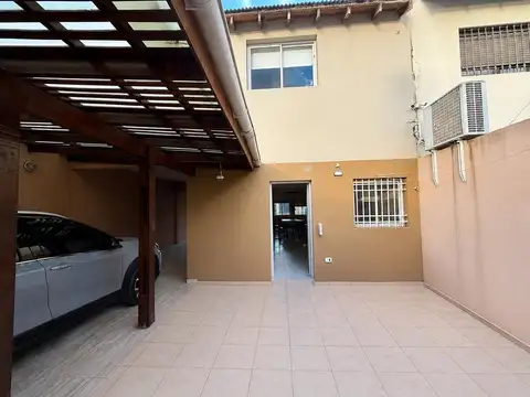 Casa en Alquiler con 3 cocheras