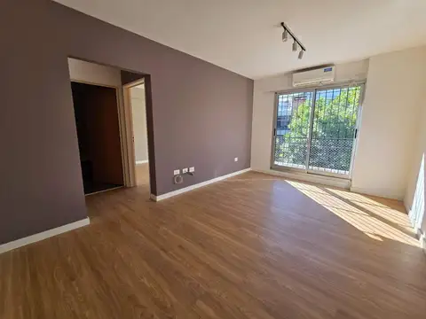 DIVINO 2 AMBIENTES CON BALCON Y COCHERA.  