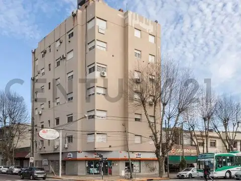 VENTA AMPLIO 3 AMBIENTES EN EDIFICIO DE EPOCA, AV. MITRE AL 3000 SARANDI.