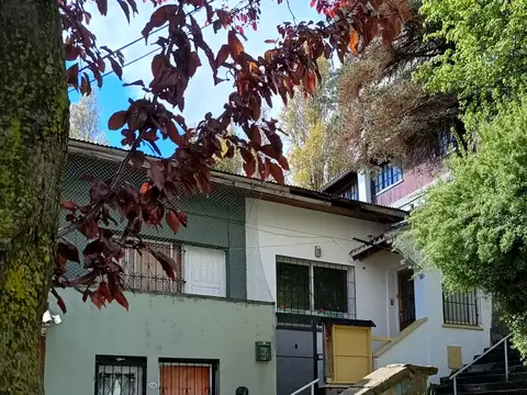 Casa en Microcentro de 3 ambientes amplios, 2° dormitorio u oficina, jardín propio. Sin expensas.