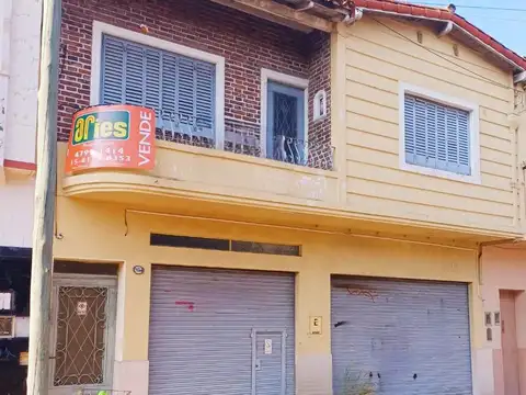 Casa 4 amb. c/Local. Fdo. Libre y depto 2 Amb c/bcón y terr.