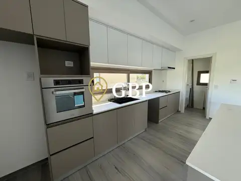 Casa 4 ambientes con 3 baños