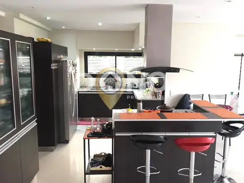 Casa en Venta con 4 cocheras