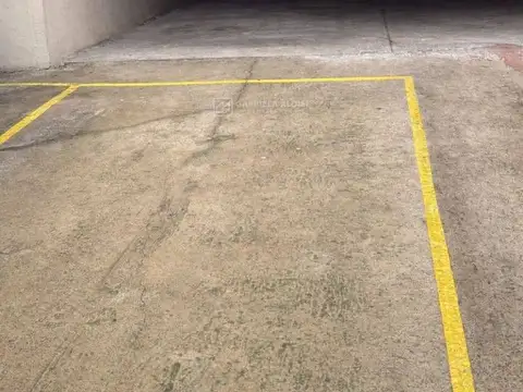Venta de cochera amplia Cubierta. En Caseros Lado Norte.