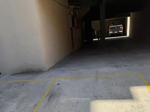 Venta de cochera amplia Cubierta. En Caseros Lado Norte.