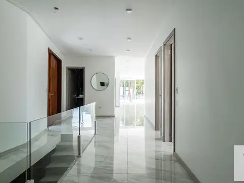 Casa en Venta con 4 cocheras