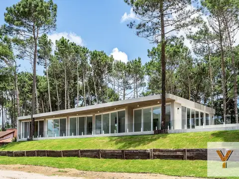 Casa en venta - 4 Dormitorios 3 Baños - Cochera - 1.300Mts2 - Golf Norte, Pinamar