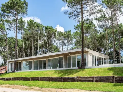 Casa en venta - 4 Dormitorios 3 Baños - Cochera - 1.300Mts2 - Golf Norte, Pinamar