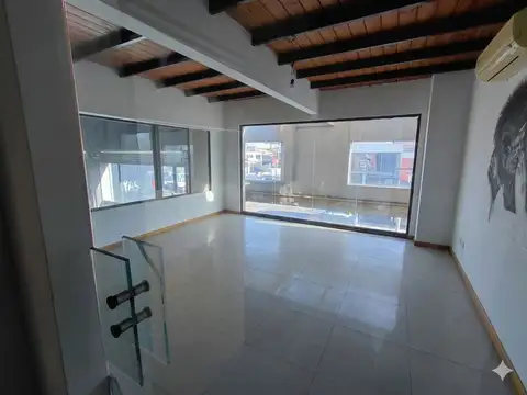 Alquiler oficina c/amplio salón colect. Panamer.