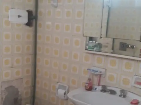 CASA 4AMB, CON FONDO LIBRE, GARAGE Y LOCAL. SOBRE 3 DE FEBRERO  300 MTS DE AV. MITRE