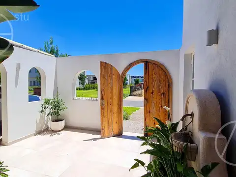 Casa 8 ambientes con 5 baños
