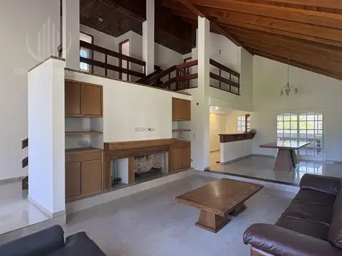 Casa 5 Ambientes  En Club De Campo La Martona